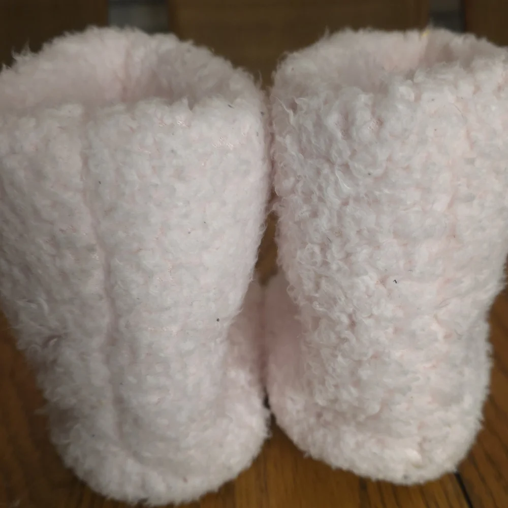 Plush Pink Kids Boot Slippers for Cozy Indoor Wear‎